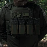 Боковой левосторонний эластичный подсумок для магазинов АК/АR и турникетов открытого типа с креплением на липучке. Олива 4 Боковой левосторонний эластичный подсумок для магазинов АК/АR и турникетов открытого типа с креплением на липучке. Олива 4