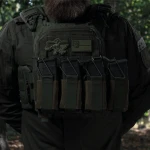 Боковой правосторонний эластичный подсумок для магазинов АК/AR и турникетов открытого типа с креплением на липучке. Олива 4 Боковой правосторонний эластичный подсумок для магазинов АК/AR и турникетов открытого типа с креплением на липучке. Олива 4