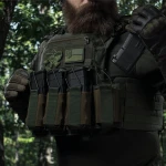 Боковой правосторонний эластичный подсумок для магазинов АК/AR и турникетов открытого типа с креплением на липучке. Олива 6 Боковой правосторонний эластичный подсумок для магазинов АК/AR и турникетов открытого типа с креплением на липучке. Олива 6