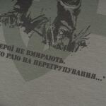 Футболка з малюнком "Герої не вмирають" Foliage Green 6 Футболка з малюнком "Герої не вмирають" Foliage Green 6