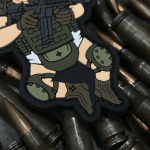 Патч (шеврон) «Малюк народжений для війни» від Sanchi. М’який ПВХ пластик. Олива 4