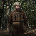 Боковой левосторонний эластичный подсумок для магазинов АК/АR и турникетов открытого типа с креплением на липучке. Койот 3 Боковой левосторонний эластичный подсумок для магазинов АК/АR и турникетов открытого типа с креплением на липучке. Койот 3